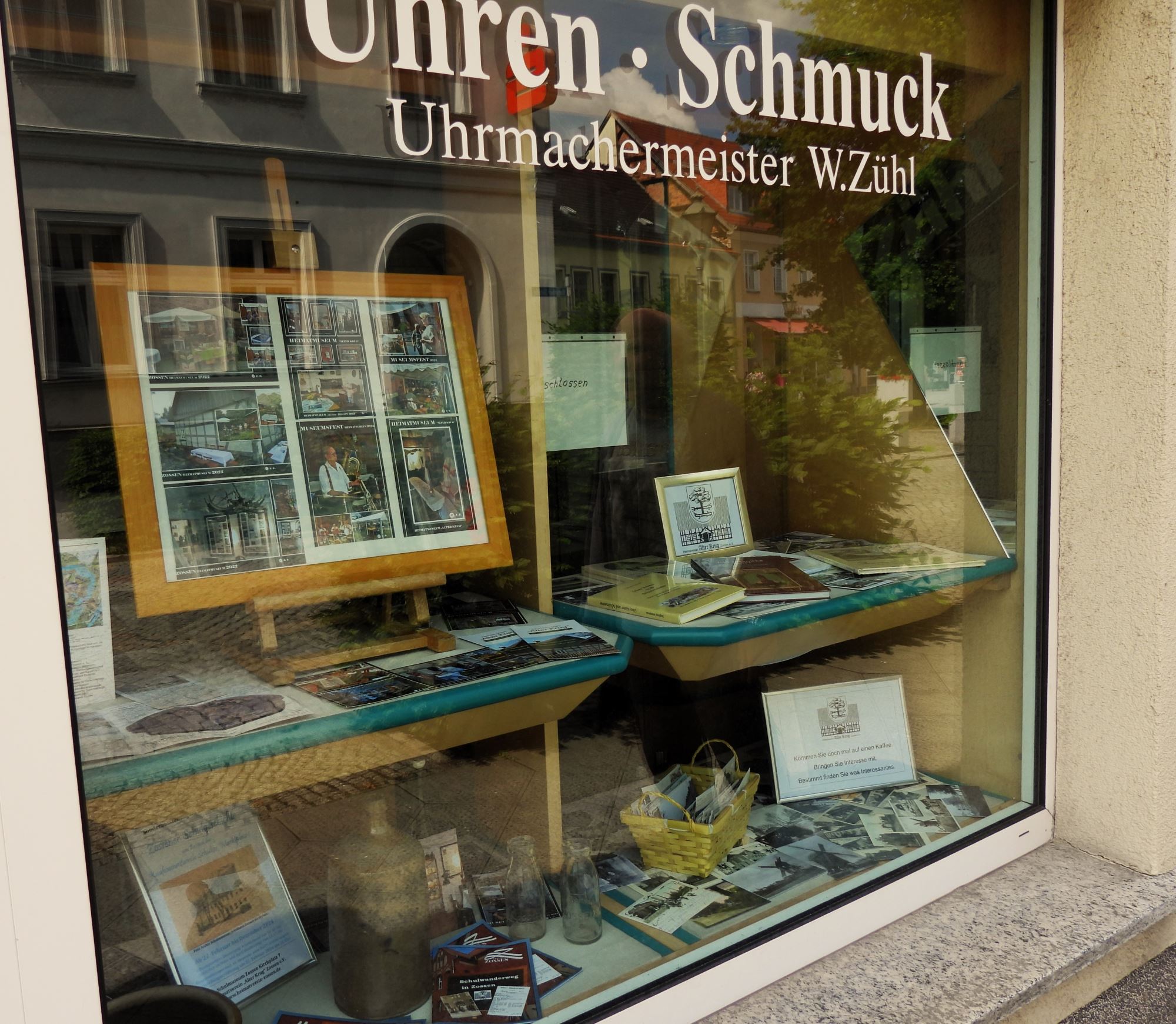 2024-06-11 Heimatverein dekoriert leeres Schaufenster in der Zossener Innenstadt