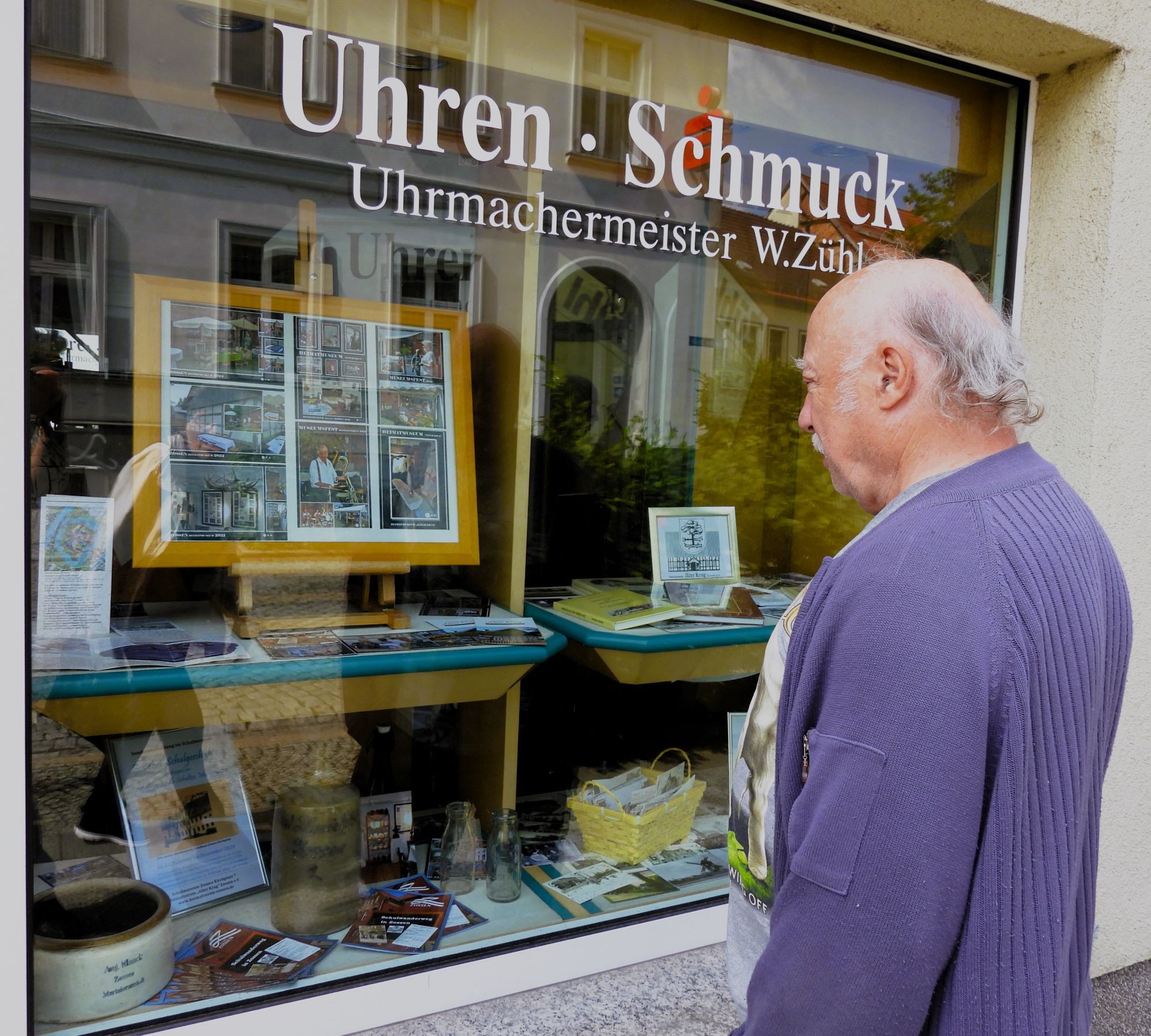 2024-06-11 Heimatverein dekoriert leeres Schaufenster in der Zossener Innenstadt