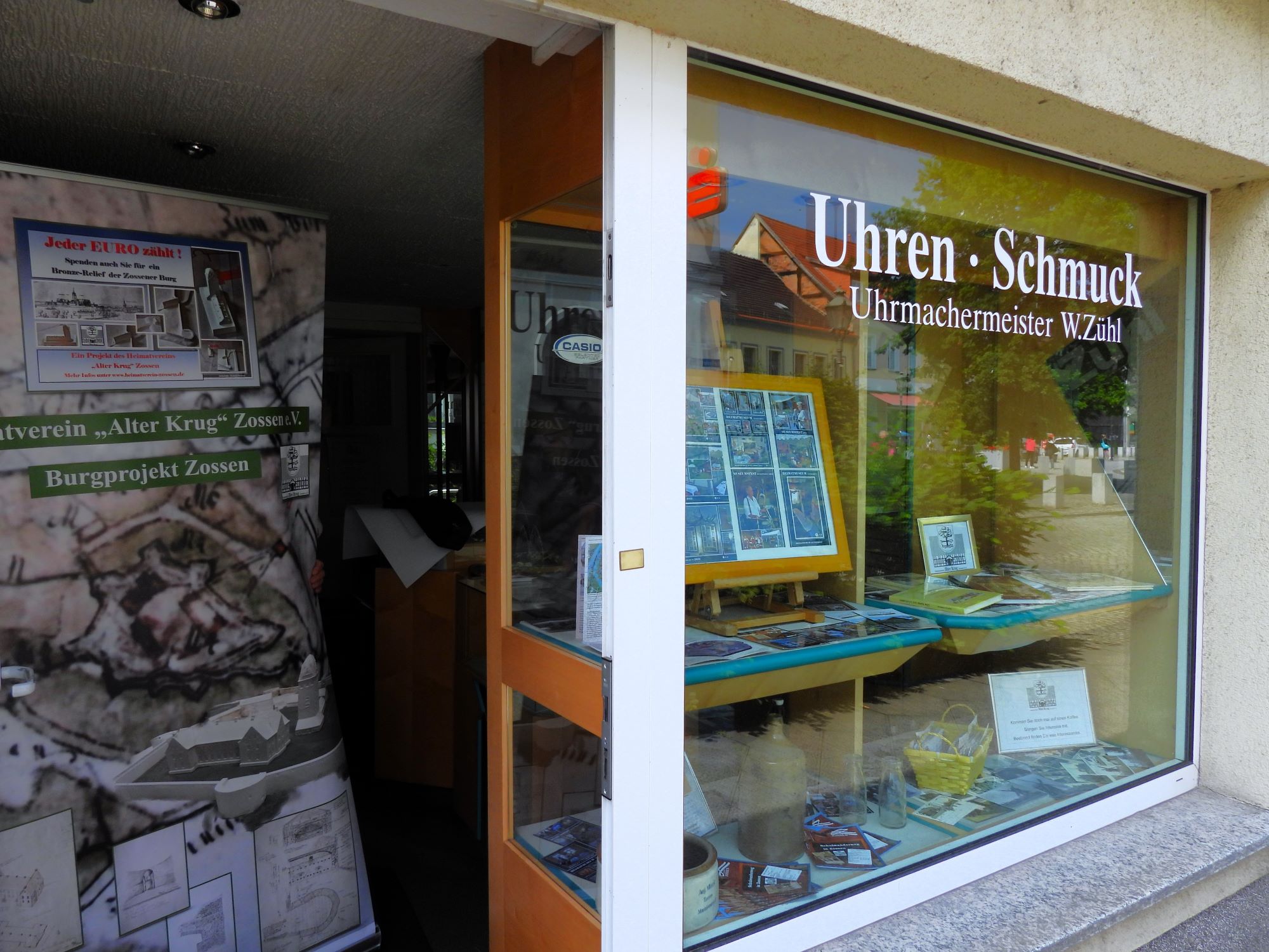 2024-06-11 Heimatverein dekoriert leeres Schaufenster in der Zossener Innenstadt