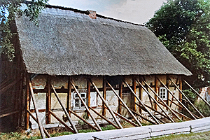 1990 Rückfront und Nordgiebel müssen abgestützt werden
