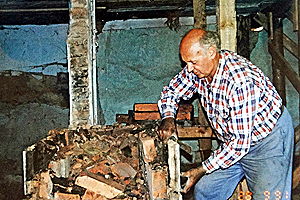 Dieter Frambach sichert die Kacheln