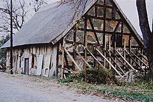 1990 Rückfront und Nordgiebel müssen abgestützt werden