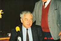 Manfred Stolpe 1990 in Mahlow 1994 Übergabe der Dokumentation an den Ministerpräsidenten