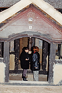 Vor dem "Alten Krug" und in dem "Alten Krug"