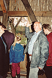 Vor dem "Alten Krug" und in dem "Alten Krug"