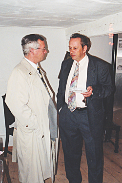 Bürgermeister Hans-Jürgen Lüders (r) im Gespräch mit seinen Kollegen aus Wittlich Willkommen im "Alten Krug" Ein Krug ohne Trinken, ist kein Krug!