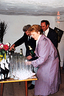 Bürgermeister Hans-Jürgen Lüders (r) im Gespräch mit seinen Kollegen aus Wittlich Willkommen im "Alten Krug" Ein Krug ohne Trinken, ist kein Krug!