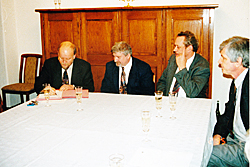 Den Nutzungsvertrag unterzeichnen v.l.n.r. Aamtsdirektor Dr. Hartmut Klucke, Voristzender des Heimatvereins, Joachim Jacob, Bürgermeister, Hans-Jürgen Lüders Foto: Dieter Frambach