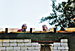 Bürgermeister Hans-Jürgen Lüders (l) und Vereinsvorsitzender Joachim Jacob (r) Konturen des Wirtschafts- und Sanitärgebäudes schon klar erkennbar