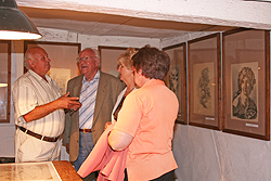Museumsleiter Dieter Frambach erläutert Gästen die Ausstellung