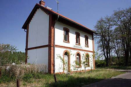 Bahnhofsgebäude unter Denkmalschutz (2007) Container-Verladestation (2007)