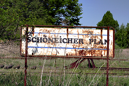 Die letzten Schienenmeter zum Bahnhof Schöneicher Plan Stationsschild Schöneicher Plan (2007)