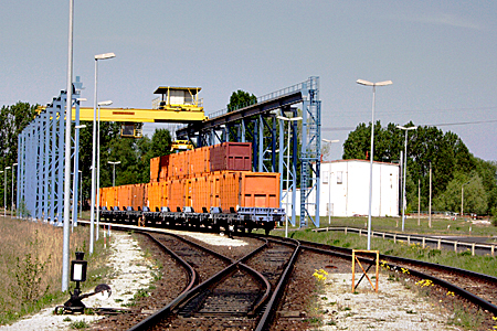 Bahnhofsgebäude unter Denkmalschutz (2007) Container-Verladestation (2007)
