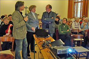 Die Vorsitzende des Heimatvereins, Karola Andrae, im Gespräch mit Dietmar Kurapkat, TU Berlin (l) und Archäologe Ulrich Wiegmann (r)