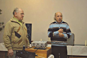 Klaus Andrae begrüßt Gerhard Kretlow