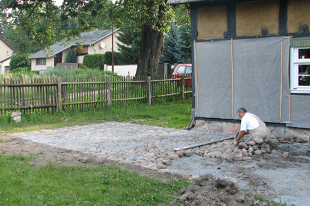 2011-08-05 Neues Pflaster für den Hof