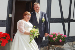 Die erste Hochzeit im "Alten Krug" mit aufsehenerregender Hochzeitskutsche