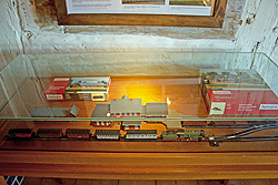 Das Modell des Klasdorfer Bahnhofs Vor dem Modell des Zossener Bahnhofs