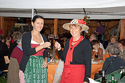hier wird gerade Familie Schwendy begrüßt die beiden Initiatorinnen des Festes Andrea Tetzlaff und Karin Günther