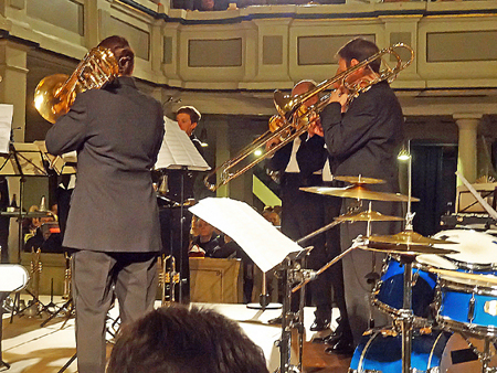 Die Dreifaltigkeitskirche zum Konzert voll besetzt „no strings attached“
