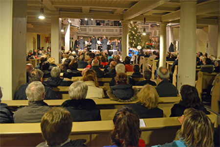 Die Dreifaltigkeitskirche zum Konzert voll besetzt „no strings attached“