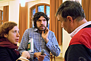Karola Andrae überreicht geschnitztes Modell des Torhauses. Viele Besucher hatten noch Fragen. Diskutiert wurde vor allem über die Konstruktion der mittelalterlichen Zugbrücken.