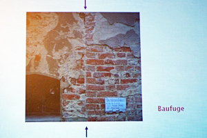 Baufugen ein Indiz für Anbauten. Wie sich das Gewölbe im Erdgeschoss im Keller fortsetzt.