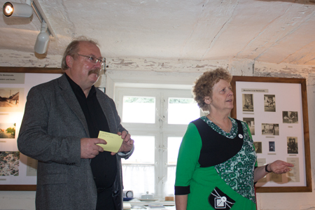 Vereinsvorsitzende Karola Andrae eröffnet gemeinsam mit Kurt Liebau die Ausstellung