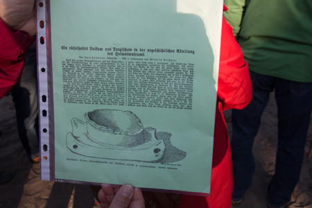 Das bronzezeitliche Kultobjekt wird betrachtet