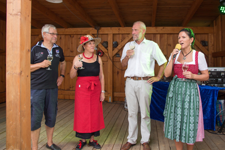 Familie Günther (links) u. Familie Tetzlaff begrüßen die Besucher