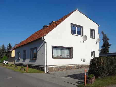 Die ehemalige Schule - bis 1956 wurde hier noch unterrichtet. Wo heute der Gedenkstein steht, befand sich einst ein Armenhaus