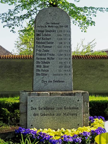 Die ehemalige Schule - bis 1956 wurde hier noch unterrichtet. Wo heute der Gedenkstein steht, befand sich einst ein Armenhaus