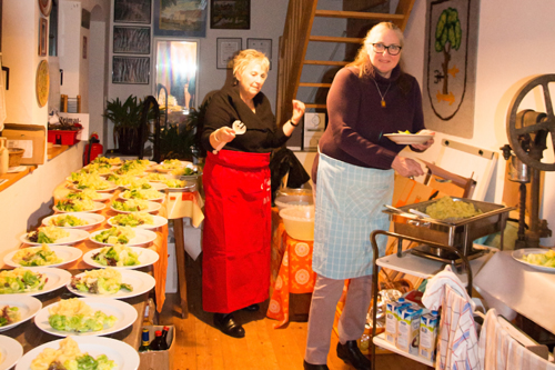 Die Landfrauen Dagmar Rösch und Thea Stuck