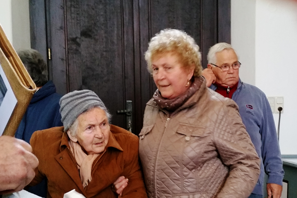 Fiola Kunert in der Kirche Die Kirchenorgel
