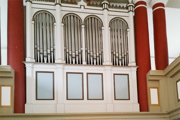 Fiola Kunert in der Kirche Die Kirchenorgel