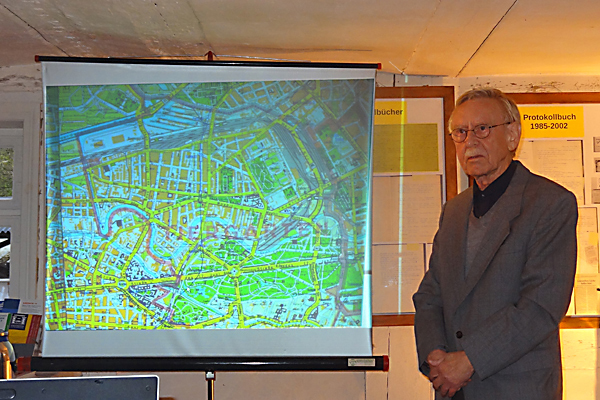 Jürgen Krüger vor der Karte von Moabit