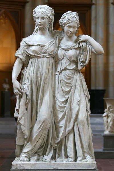 Die Prinzessinnengruppe des Bildhauers Schadow (1795): Friederike (rechts) und ihre Schwester Luise als junge Prinzessinnen von Preußen (Wikipedia)