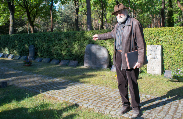WIR GEDENKEN IN EHREN DER AM 22.4.1945BEIM EINMARSCH DER ROTEN ARMEE VOR DIESEM FRIEDHOF IM ALTER VON 15 JAHRENEN GEFALLENEN UND HIER BESTATTETEN 22 DEUTSCHEN SOLDATEN, DER § ERSCHOSSENEN UND 5 IN DEN FREITOD GEGANGENEN BÜRGERINNEN UND BÜRGER UNSERER GEMEINDE, DES 1943 BEIM MUNITIONSFUND TÖDLICH VERUNGLÜCKTEN JUGENDLICHEN POLNISCHEN ZWANGSARBEITERS J. URBANEK, DES 1945 IN DEUTSCHER KREIGSGEFANGENSCHAFT GESTORBENEN FRANZÖSICHEN SOLDATEN PHILIPPE ACKER, IHR TOD SOLL UNS ZUGLEICH MAHNUNG UND VERPFLICHUNG SEIN.
