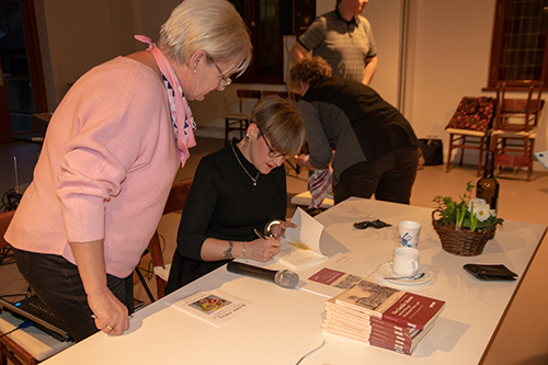 Zum Abschluss der Veranstaltung signierte Christine Oliwkowski ihr Buch