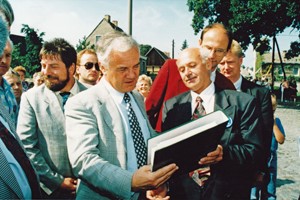1994 Dieter Frambach übergibt Dokumentation über Baufortschritte am „Alten Krug“ an Ministerpräsident Manfred Stolpe