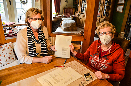 Vertragsunterzeichnung Ulrike Hermann l. Karola Andrae r.