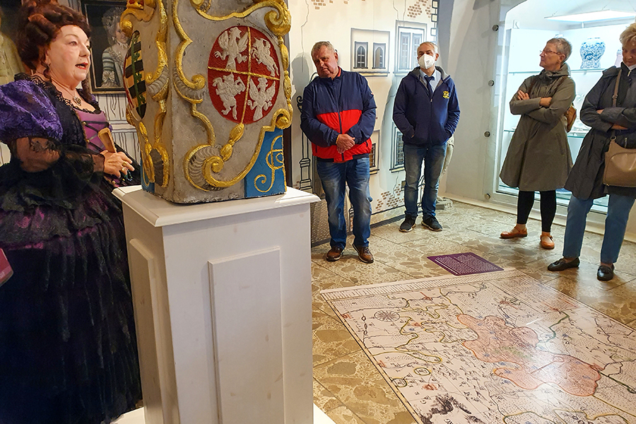 Vor der Postsäule von Senftenberg