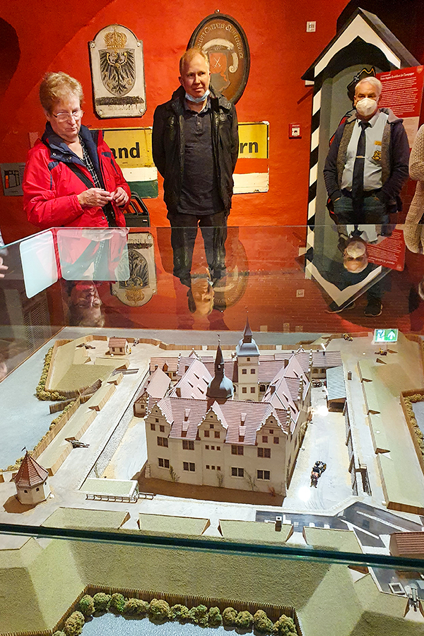 Vor dem Modell von Burg und Schloss Senftenberg