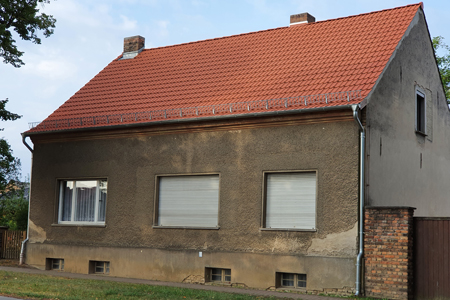 Gerhard Glau mit Foto zu einem der Häuser Kossätenhaus