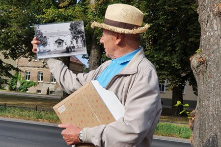 Gerhard Glau mit Foto zu einem der Häuser Kossätenhaus