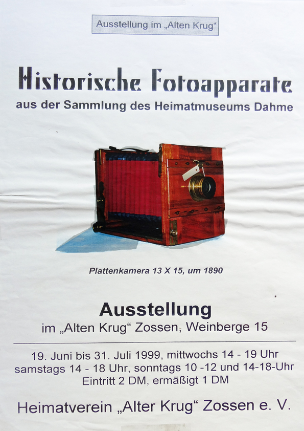 Eröffnung Ausstellung "Historische Fotoapparate" im Alten Krug Aus der Sammlung des Heimatmuseums Dahme konnten die Besucher ein Stück Geschichte der Fotografie nachverfolgen. Von der Camera Obscura bis zur digitalen Kompaktkamera legten Fotografen, Techniker und Ingenieure einen weiten Weg zurück. Einige dieser Meilensteine am Wege markierte diese Ausstellung. Plakat: Archiv Dieter Frambach Fotos: Dieter Frambach zurück zu Chronik